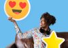 femme joyeuse tenant emoticone yeux coeur icones etoiles 53876 71034