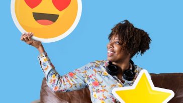 femme joyeuse tenant emoticone yeux coeur icones etoiles 53876 71034