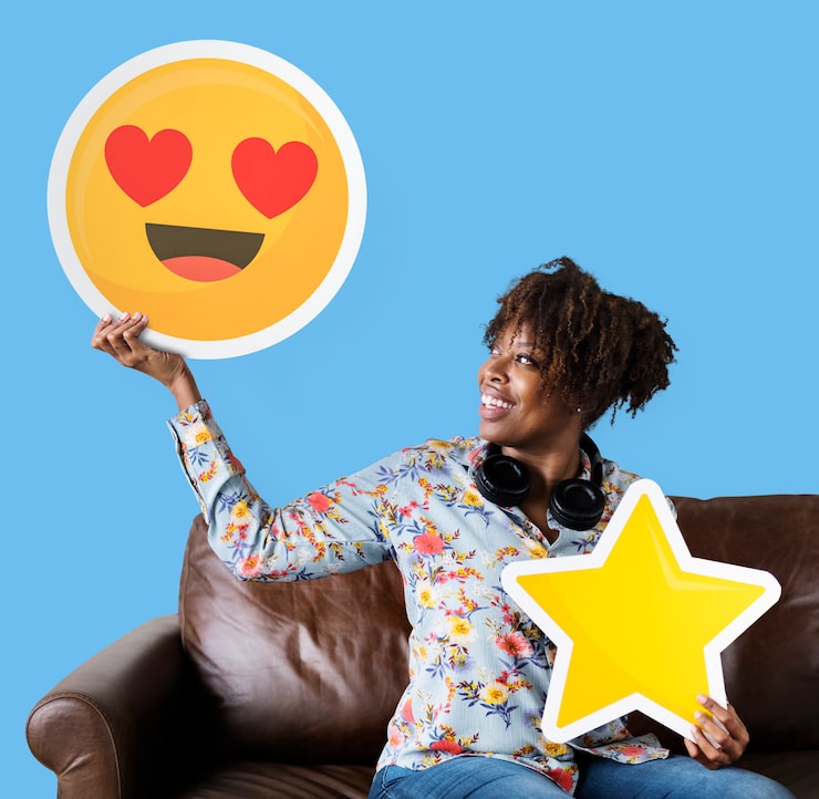 femme joyeuse tenant emoticone yeux coeur icones etoiles 53876 71034
