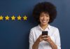 femme laissant avis ligne via smartphone cinq etoiles fond bleu 926199 2955490