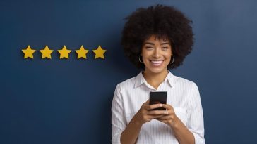 femme laissant avis ligne via smartphone cinq etoiles fond bleu 926199 2955490